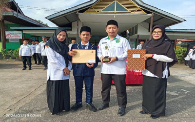 MTs Negeri 1 Sintang Serahkan Penghargaan Puisi Etnik Nusantara Pelajar ASEAN 2025