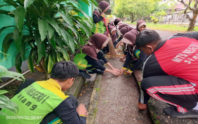 MTs Negeri 1 Sintang Laksanakan Clean Up Day, dukung Hari Jadi Kota Sintang Ke-664
